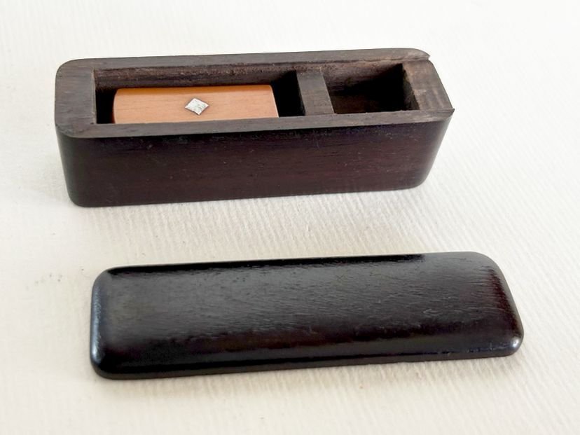Hardwood cassette with celluloid seal – (6635)